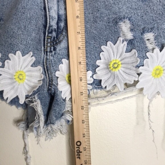 Forever 21 light wash denim with Daisys embroidered around Shorts edges size 27 - Picture 8 of 12